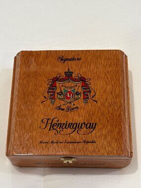 Arturo Fuente Hemingway Wooden Cigar Box Signature Edition Display